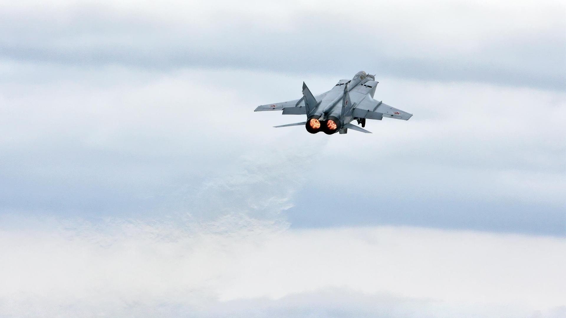 米兰体育-“2025世界运动会：高新体育中心篮球赛惊险对抗，燃爆全场”  第1张